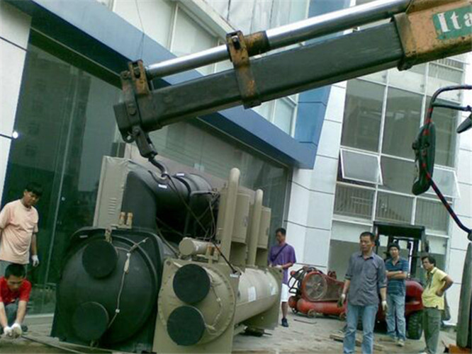 章丘区随车吊和汽车吊的核心区别是什么？哪种更省钱？