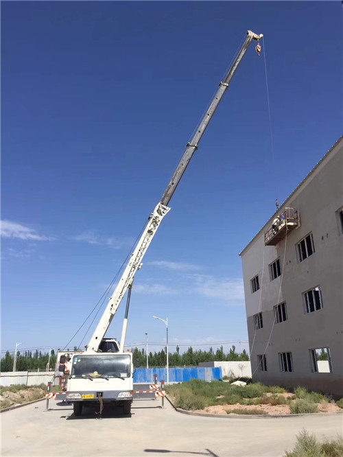 章丘区“轻装强干”—— 吊车的 “轻量化臂架” 技术