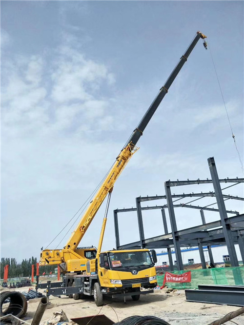 章丘区超高层建筑钢结构吊装案例